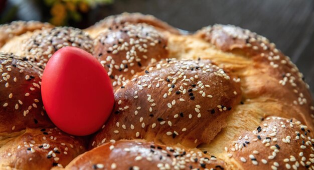 Photo pâques grecque tsoureki tresse pain sucré brioche en gros plan