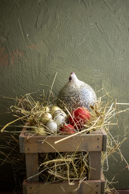 Pâques nature morte avec poulet et oeufs