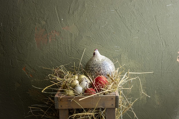 Pâques nature morte avec poulet et oeufs