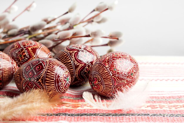 Pâques nature morte avec Pysanka sur tissu ukrainien traditionnel