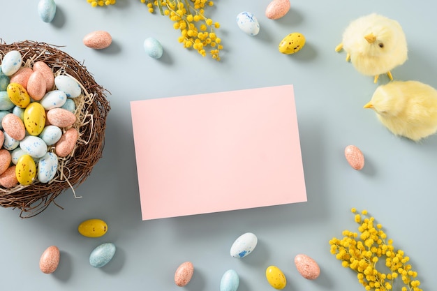 Pâques rose vierge pour les salutations avec des poussins jaunes oeufs en chocolat fleurs