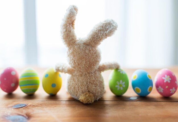 pâques, vacances, tradition et concept d'objet - gros plan d'oeufs de pâques colorés et de lapin