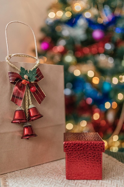 Paquet d'artisanat avec un cadeau sur le fond d'un arbre de Noël