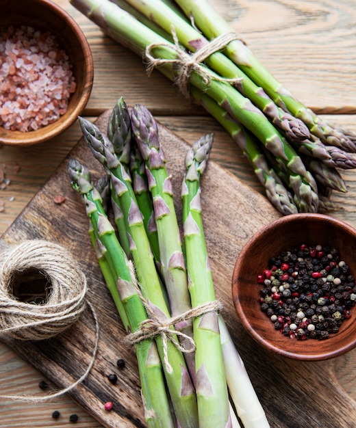 Paquet d'asperges vertes fraîches