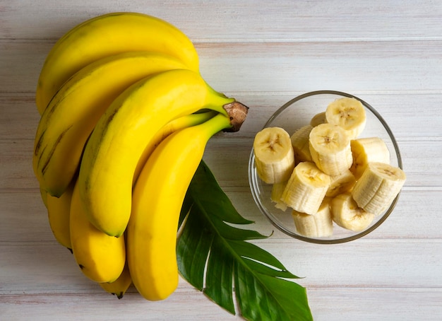 Un paquet de bananes biologiques crues prêtes à manger