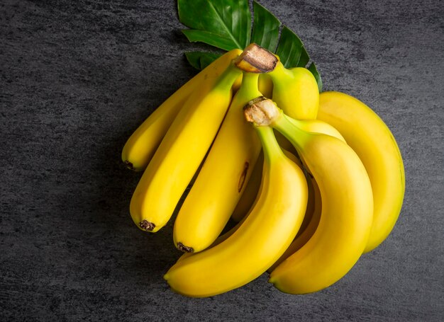 Un paquet de bananes biologiques crues prêtes à manger