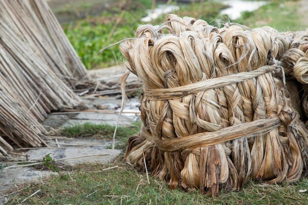 Un paquet brun épais de jute brut a sur le sol