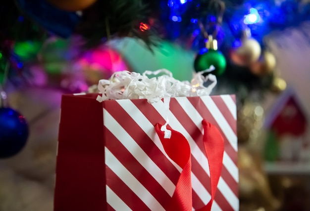 Paquet cadeau rayé rouge et blanc sur un fond de Noël