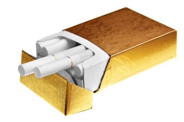 Photo paquet de cigarettes isolé sur fond blanc
