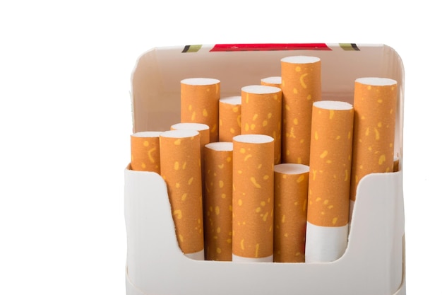 Un paquet de cigarettes ouvert isolé sur fond blanc