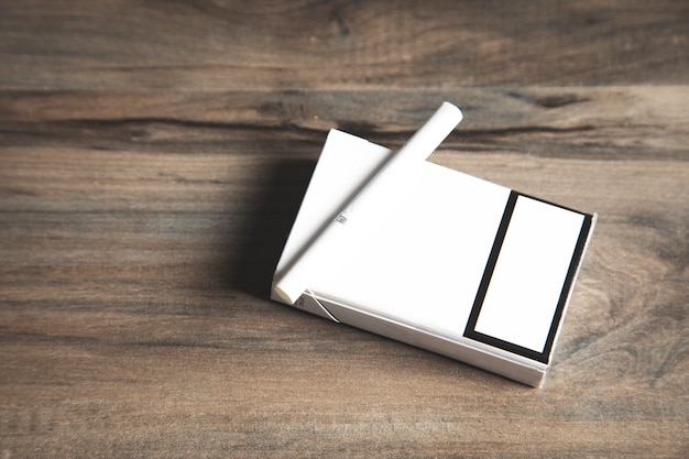 Un paquet de cigarettes sur une table en bois