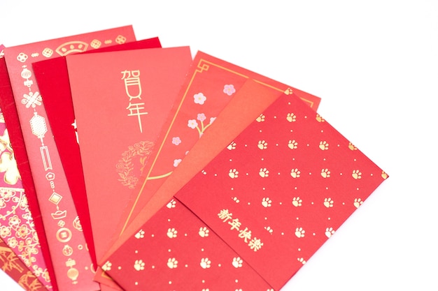 Photo paquet d'enveloppe rouge nouvel an chinois, hongbao avec le caractère 'happy new year' sur fond blanc pour le nouvel an chinois. traduction: bonne chance dans l'année