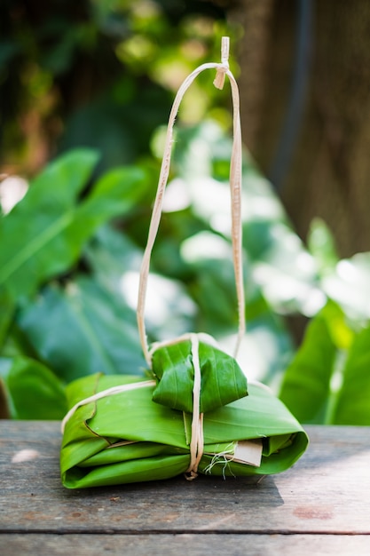 Paquet en feuille de bananier vert et corde nature