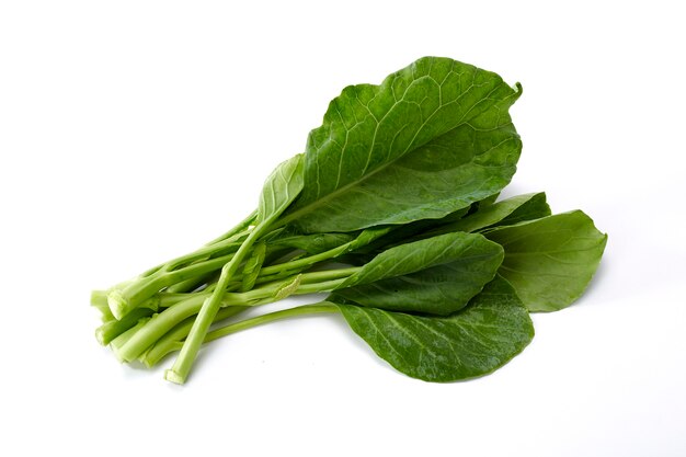 Paquet de gouttes d'eau sur les légumes frais de chou frisé chinois sur fond blanc