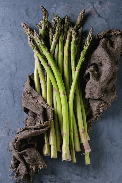 Paquet de jeunes asperges vertes