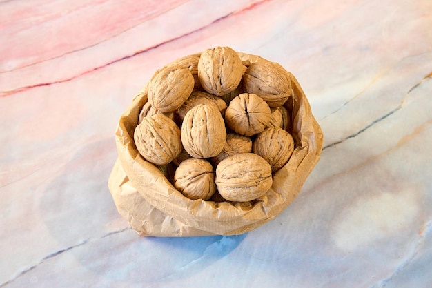 Paquet de noix sur une table en marbre