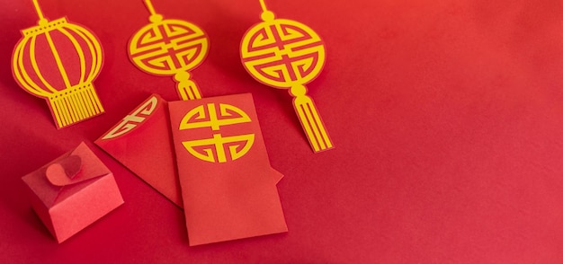 Paquet rouge du nouvel an chinois à plat coupé en papier fait main