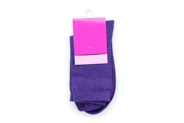 Paquet vierge de chaussettes violettes isolé sur fond blanc