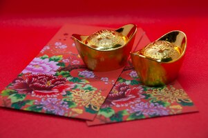 Paquets colorés du nouvel an chinois et lingots d'or chinois avec espace personnalisable pour le texte concept du nouvel an chinois