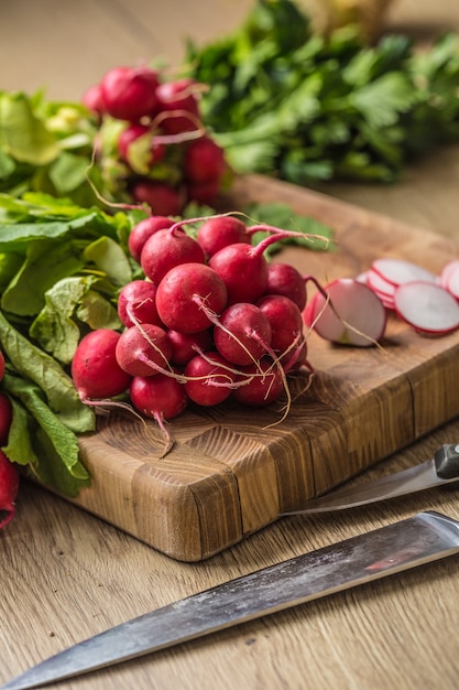 Des paquets de radis frais posés sur une table de cuisine.