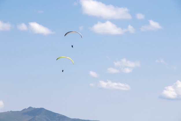 Para planer fly view, ciel et nuages, adrénaline et sport à Khazbegi, Géorgie