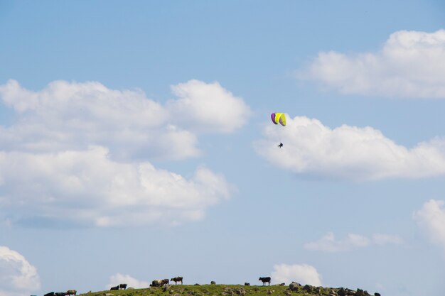 Para planer fly view, ciel et nuages, adrénaline et sport à Khazbegi, Géorgie