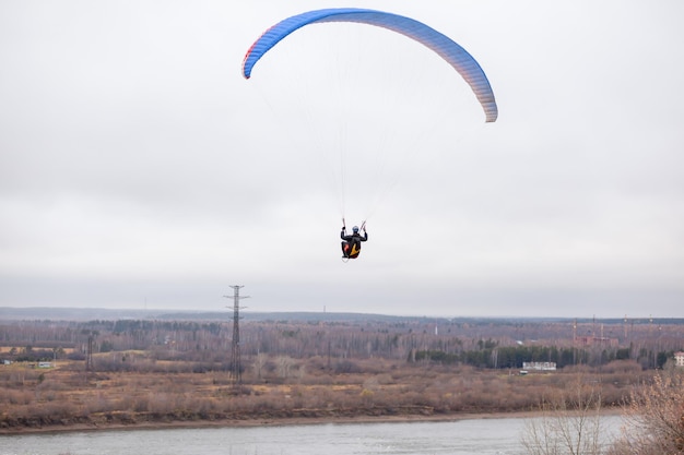 Parachutisme parachutiste de sports extrêmes avec un parachute déplié