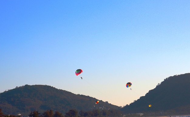 Parachutisme, vacances à la plage par une chaude journée