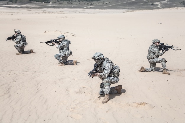 Parachutiste américain en vol