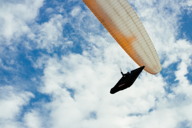 Photo parachutiste dans le ciel parmi les nuages
