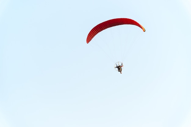 Parachutiste volant dans le ciel