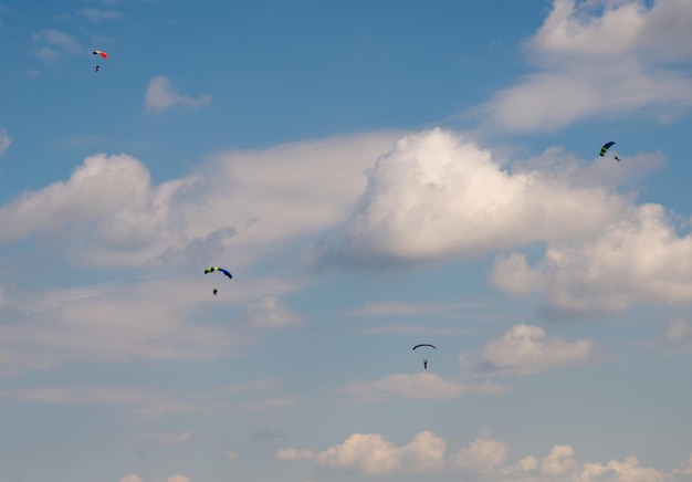 parachutistes contre le ciel bleu avec des nuages blancs