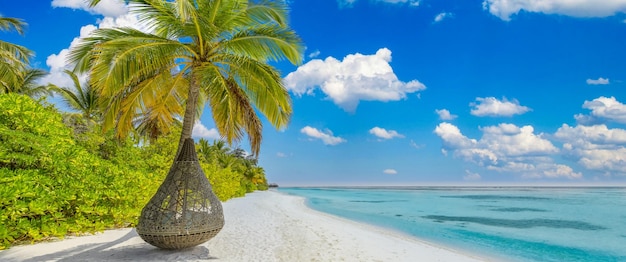 Paradis Panoramique De La Plage Tropicale. Paysage D'île D'été, Balançoire Ou Hamac Sur Palmier. Sable De Mer