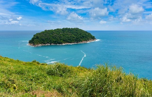 Paradis tropical dans la mer bleue et le ciel sur l'île de Phuket, Thaïlande.