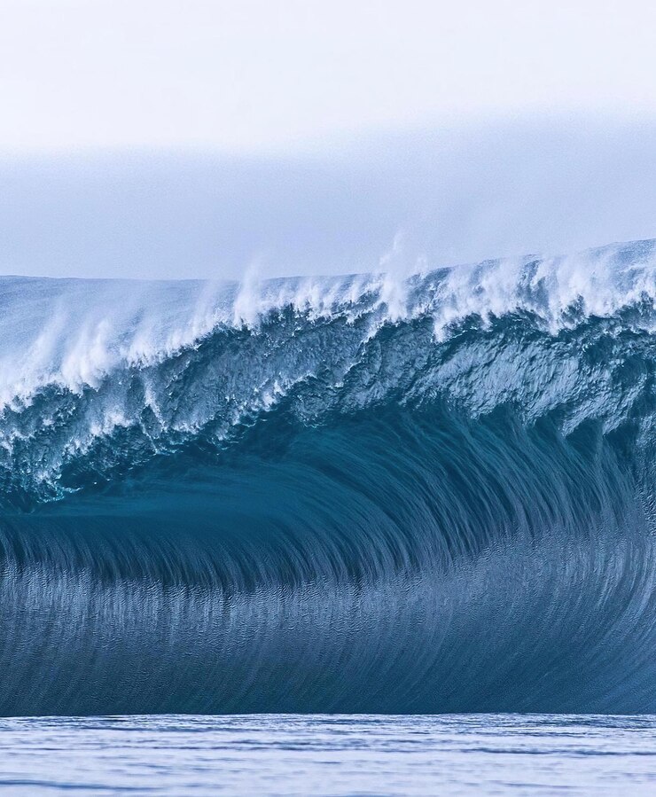 Photo paradise beach grosses vagues au beau paysage de l'océan bleu