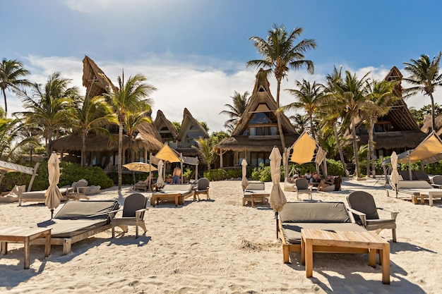 Paradise beach à Tulum, parasols et chaises longues sur la plage, Tulum, Mexique