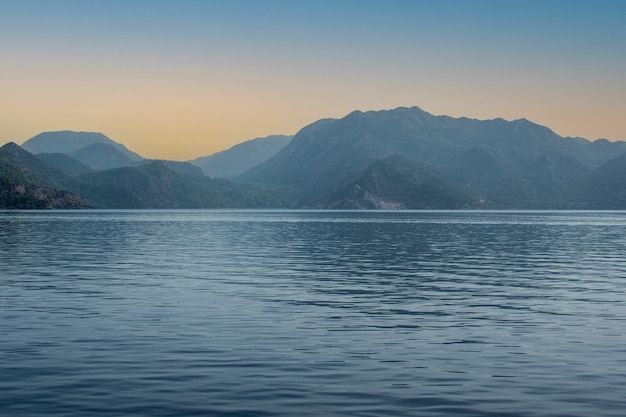 Paradise Island de Marmaris à l'aube. belle vue sur la baie de la mer