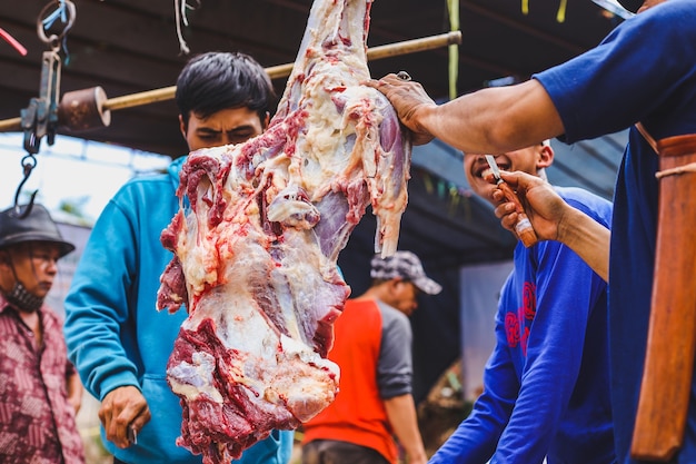 Photo parage d'une viande de chèvre à distribuer aux musulmans pendant l'aïd aladha