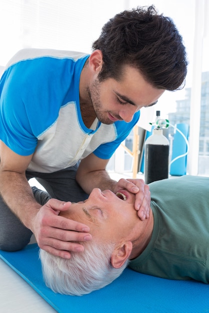 Paramédic effectuant une réanimation sur un patient