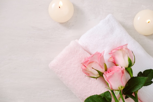 Paramètres de spa avec des roses Thème Spa avec des bougies et des fleurs sur la table