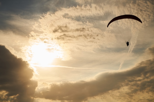 Parapente au coucher du soleil