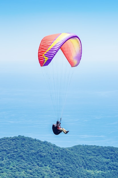 Parapente au-dessus de la côte de la mer