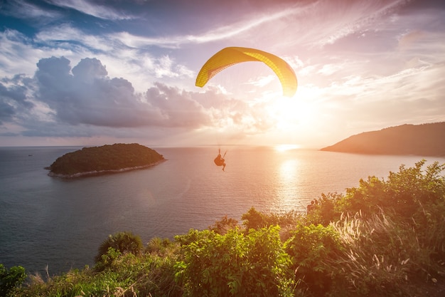 Parapente chassant le coucher de soleil sur Windmill Viewpoint. Phuket, Thaïlande.