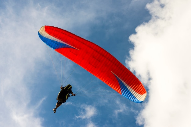 parapente sur le ciel bleu