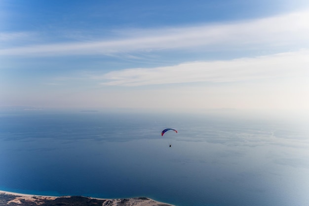 Le parapente commence le parachute se remplit d'air dans les alpes des montagnes par une journée ensoleillée en albanie