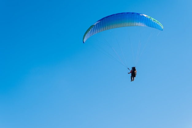 Parapente dans le ciel