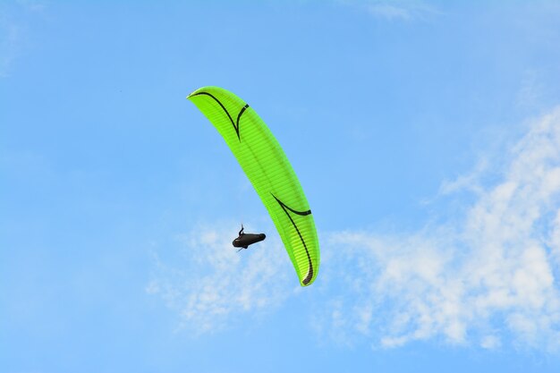 Photo parapente dans le ciel