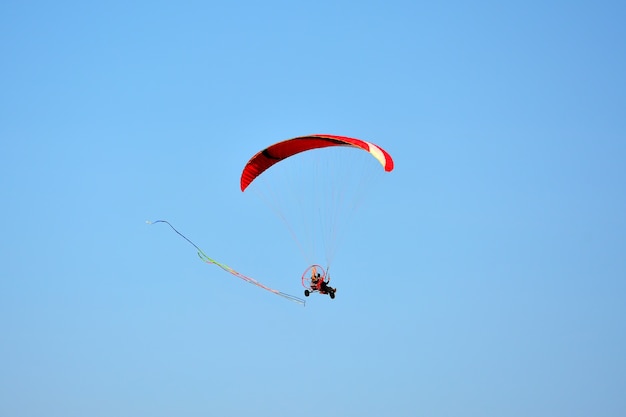 Parapente dans le ciel