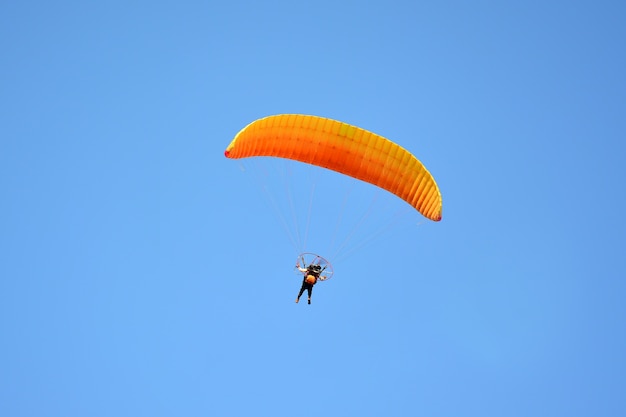 Parapente dans le ciel