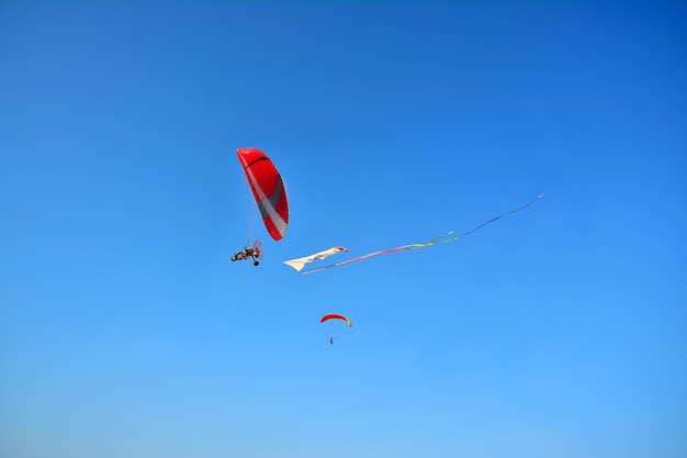 Parapente dans le ciel